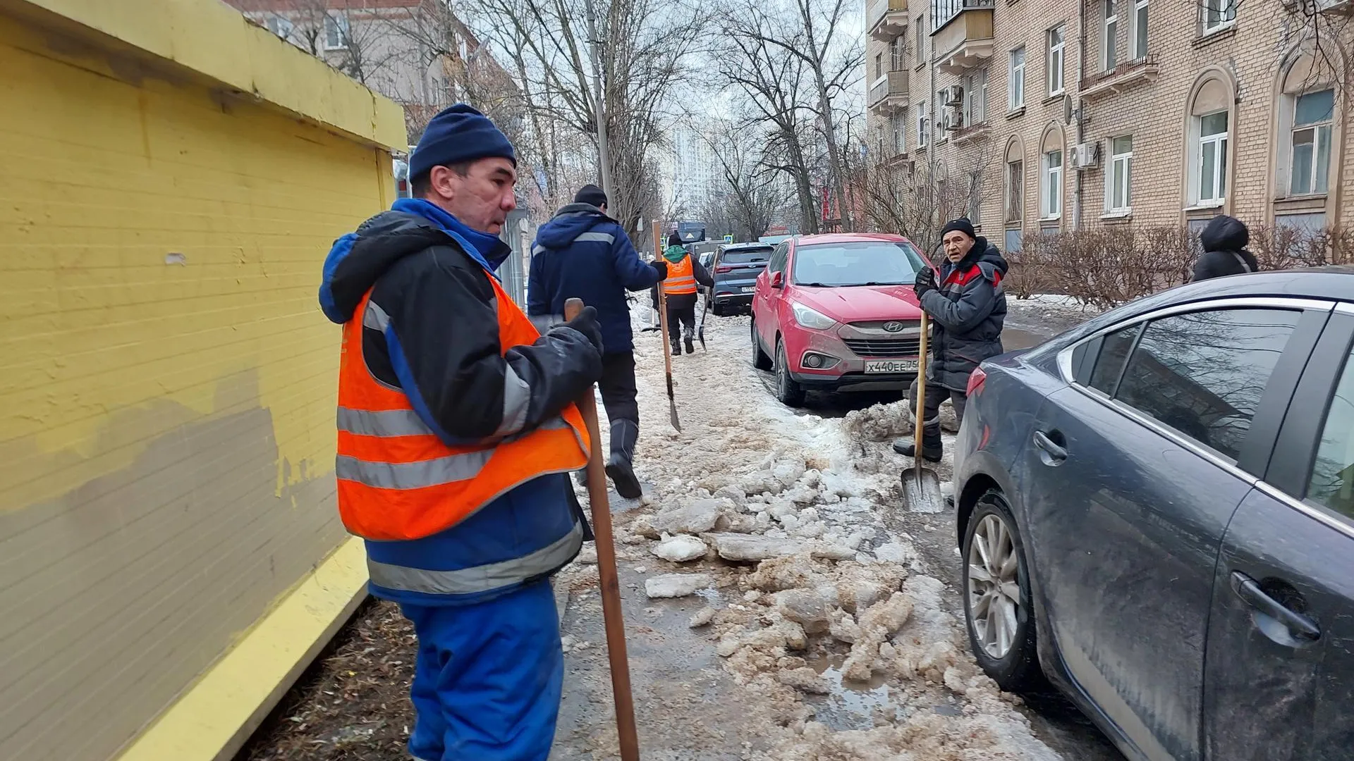 Химкинские коммунальщики работали без обеда, чтобы расчистить дороги от льда