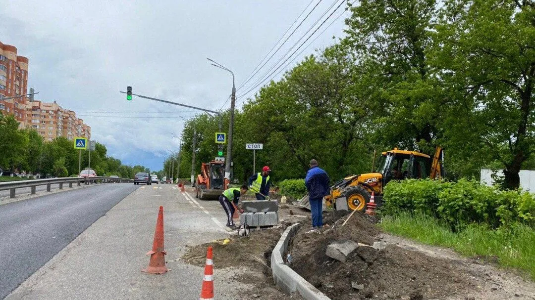 Рабочие продолжают замену асфальтобетонного покрытия на 24 участках дорог Подольска
