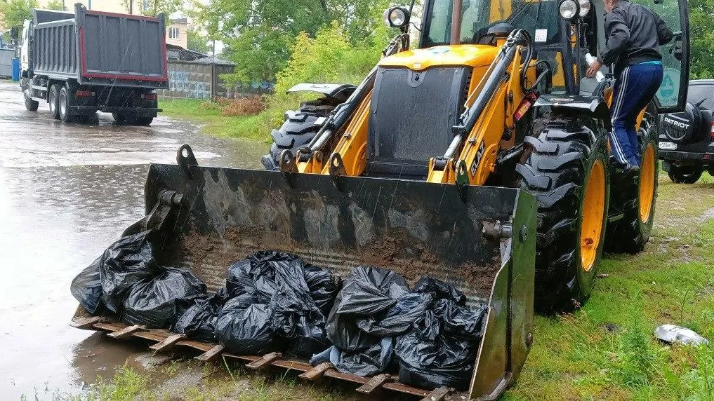 Сотрудники «Щелковского водоканала» вышли на уборку ручья Воронок