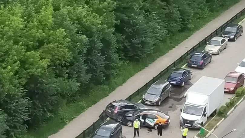 Водитель каршеринга врезался в припаркованную машину в Подольске
