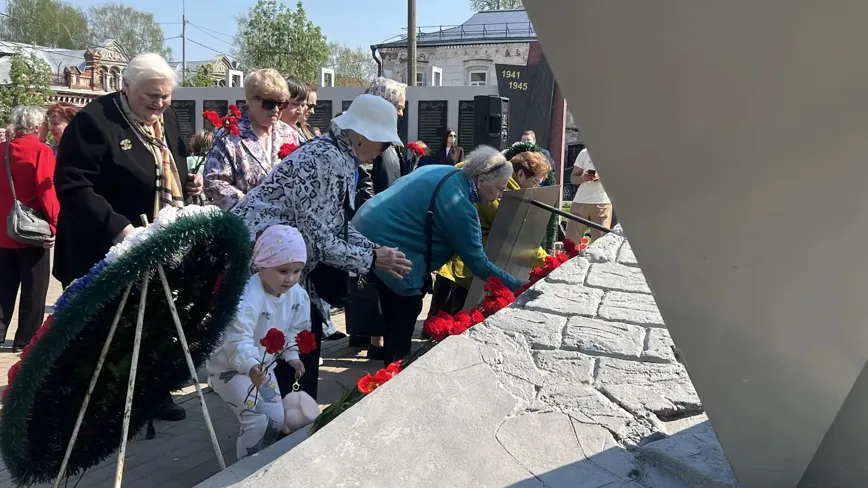 Торжественное возложение цветов к памятнику павшим воинам прошло в Павловском Посаде
