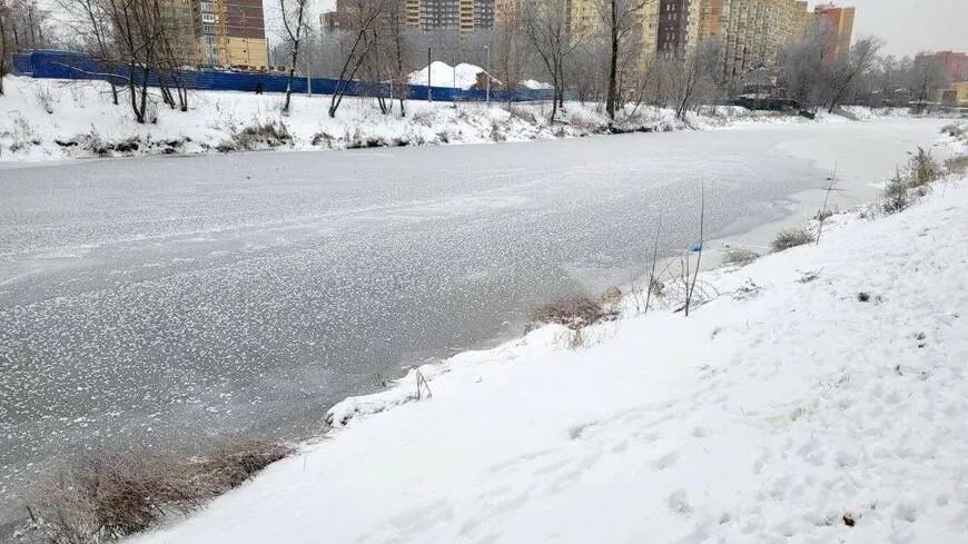 Толщина льда на реке Клязьме в деревне Новосельцево Мытищ составляет 24 см
