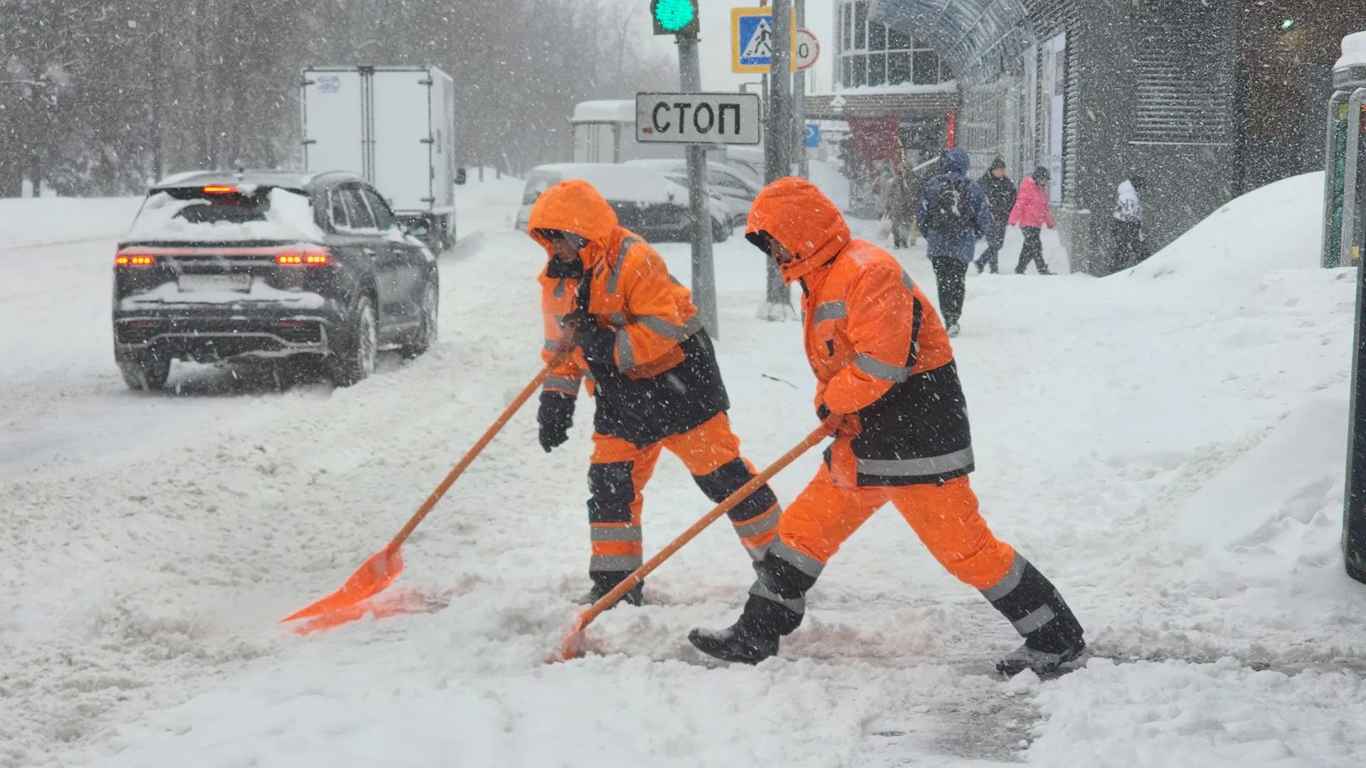 В Королеве дворники и трактор очищают остановочные павильоны на Проспекте Королева