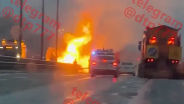 Груз загорелся в прицепе врезавшегося в отбойник в Чехове грузовика