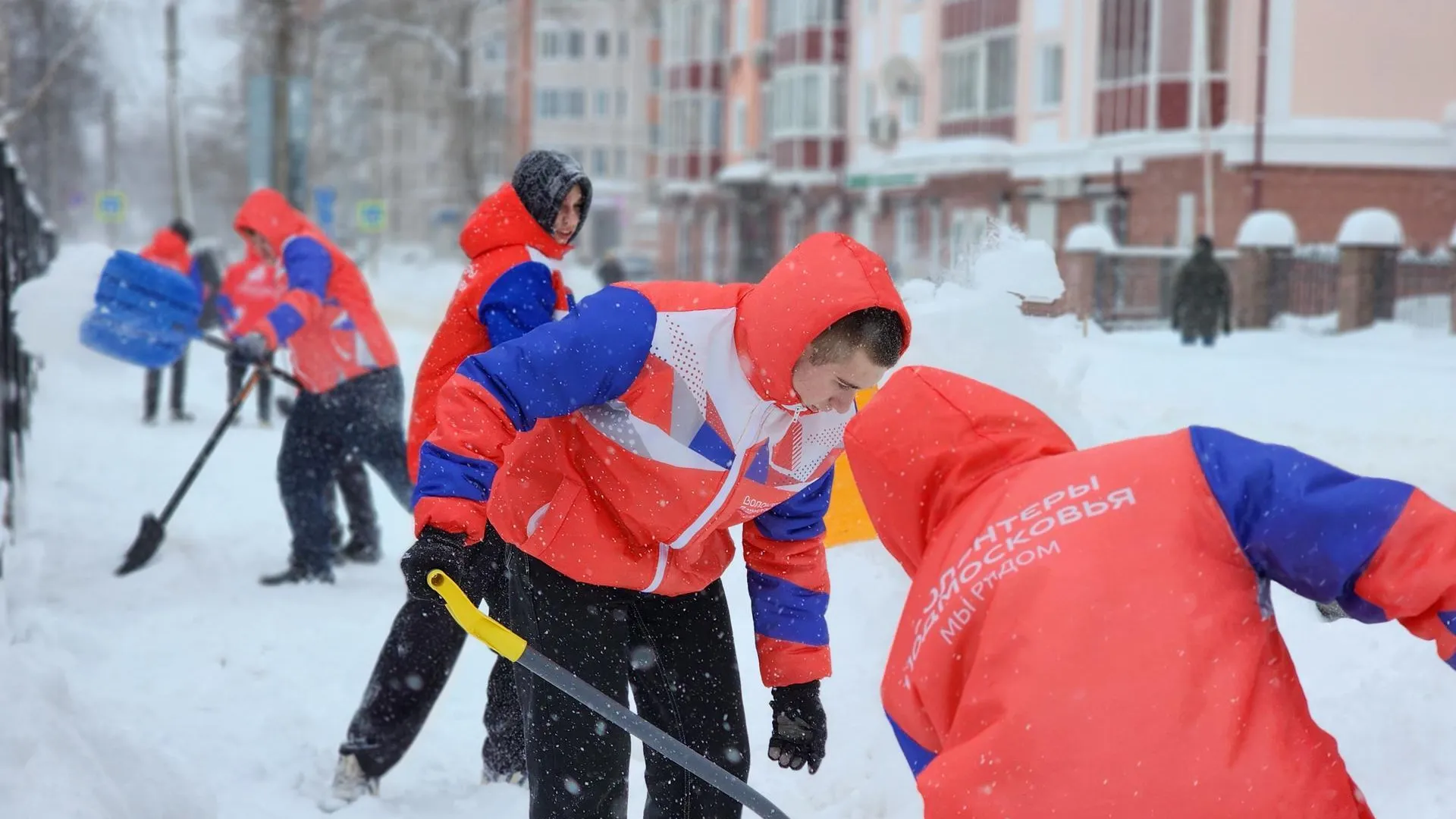 Волонтеры расчистили тротуар к вокзалу в Сергиевом Посаде
