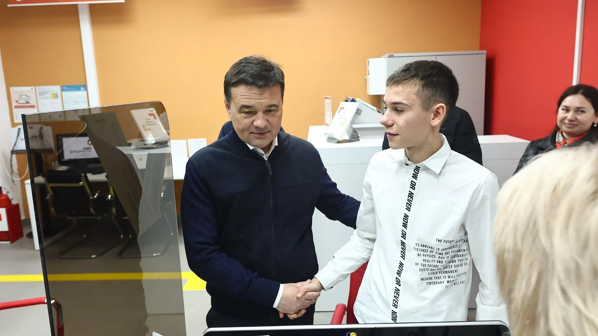 Андрей Воробьев поздравил жителя ЗАТО Восход с получением первого паспорта