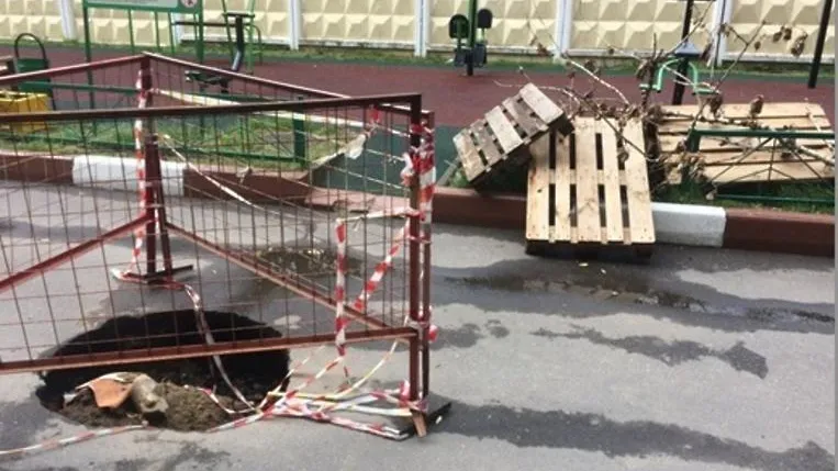 Жители Котельников пожаловались на провал асфальта в микрорайоне Силикат