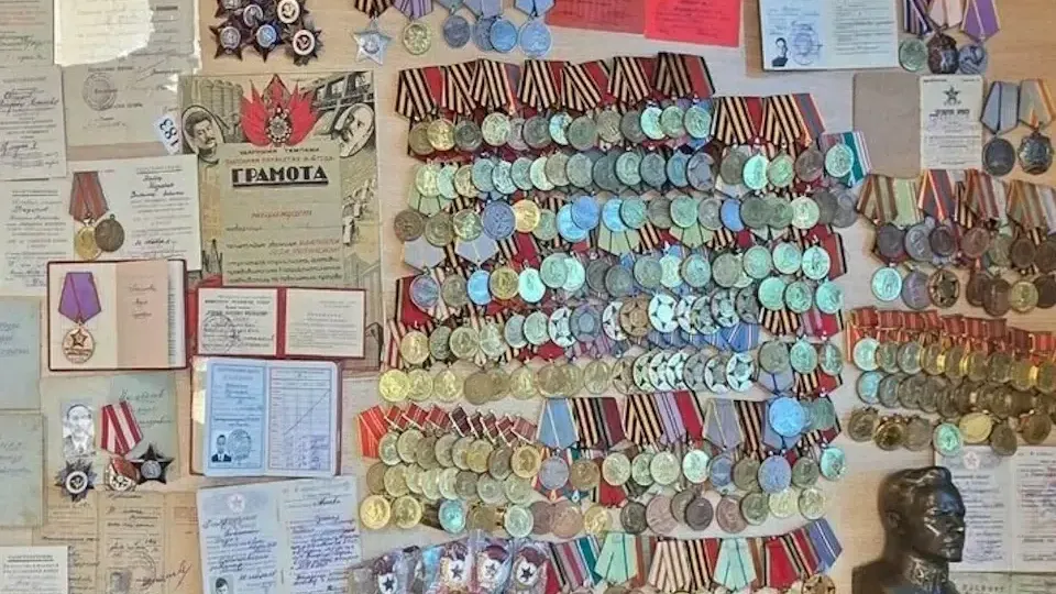 Россиянин пытался вывезти в Китай 455 советских наград и бюст Ворошилова