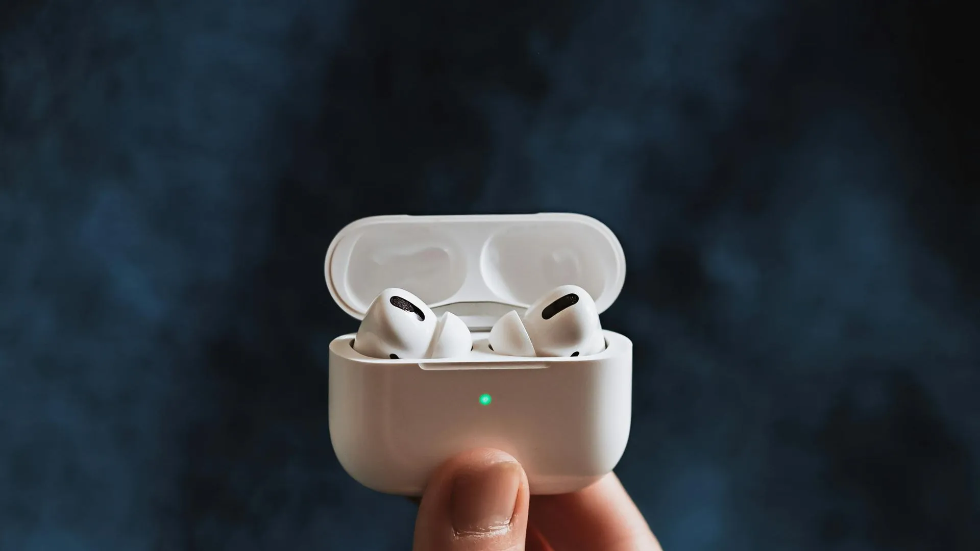 Apple планирует внедрить в беспроводные AirPods функцию синхронного перевода