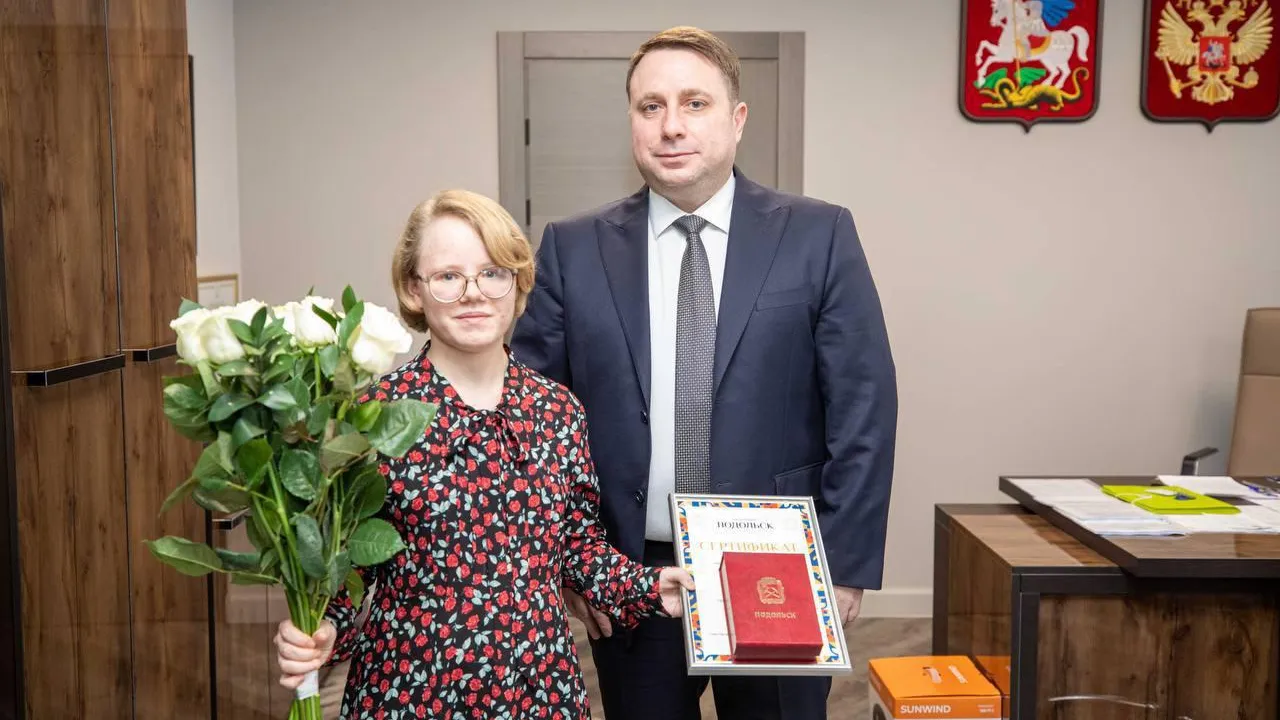 Глава Подольска вручил ключи от квартиры девушке‑сироте