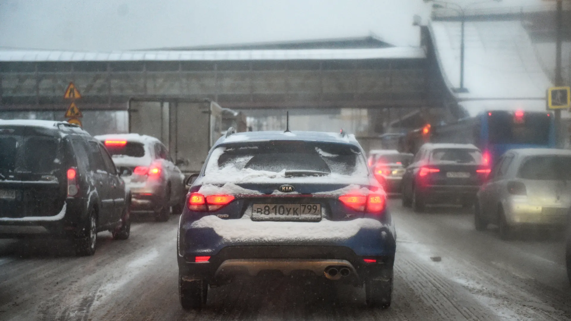 ЦОДД: автомобилистам в Москве не стоит выезжать на летней резине после 21:00