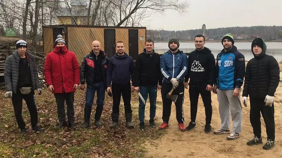 Люберецкие спортсмены привели в порядок пляж Кореневского карьера