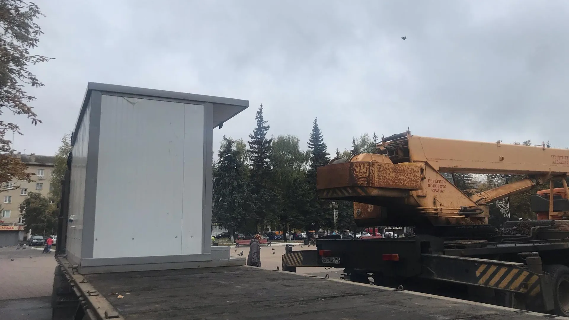 Туалетный модуль начали устанавливать на Октябрьской площади в Подольске