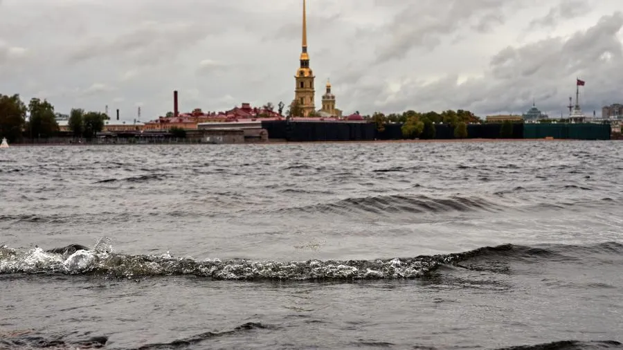 ДКЗС: в Петербурге закрыли дамбу из-за угрозы наводнения