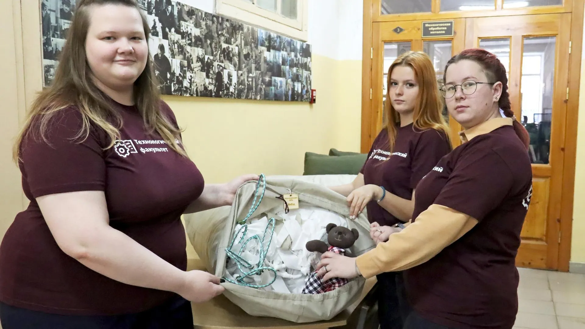 Студенты и преподаватели ГСГУ в Коломне сплели маскировочные сети для бойцов СВО
