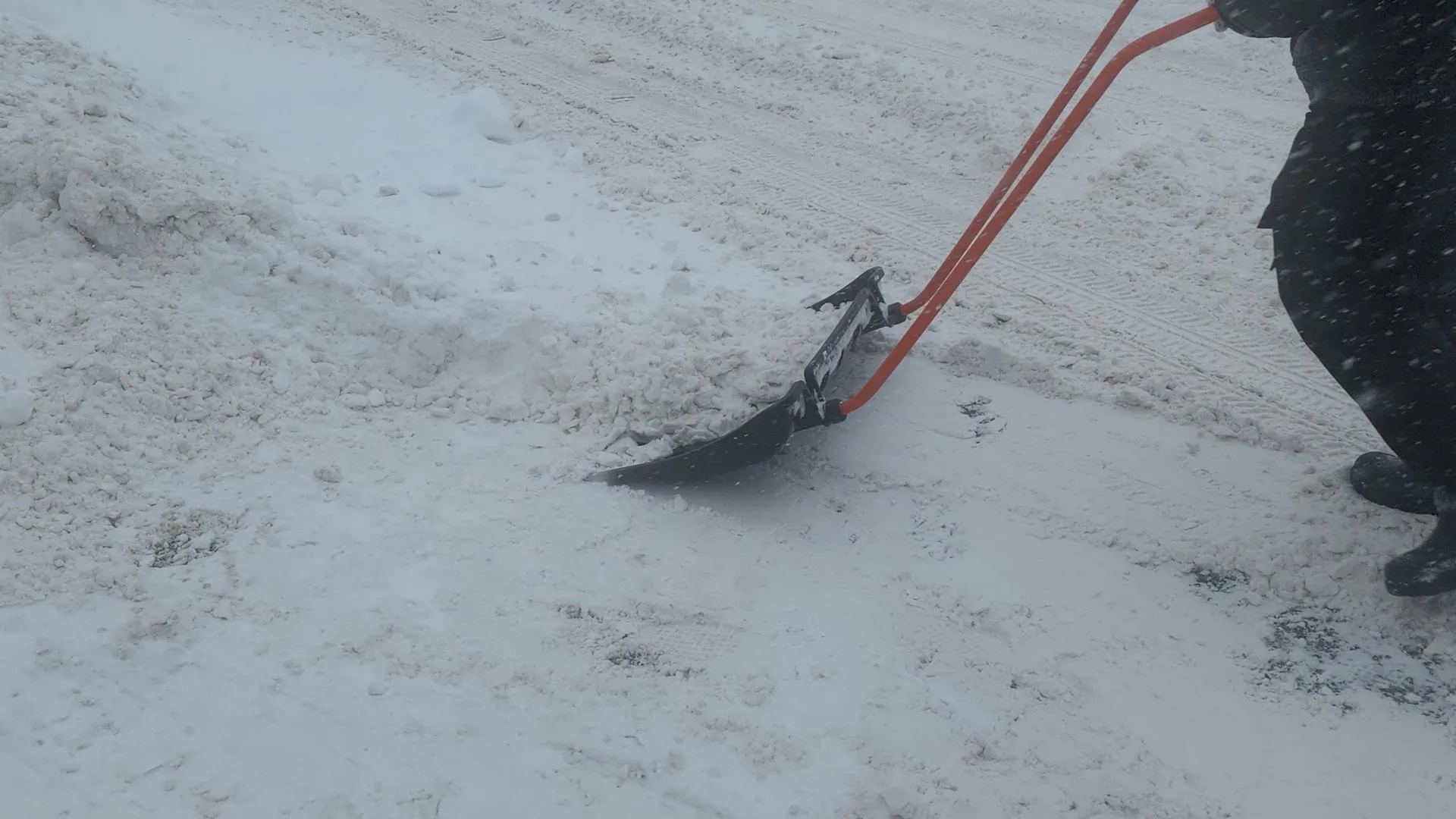 Уборку снега в Люберецах коммунальщики ведут в круглосуточном режиме