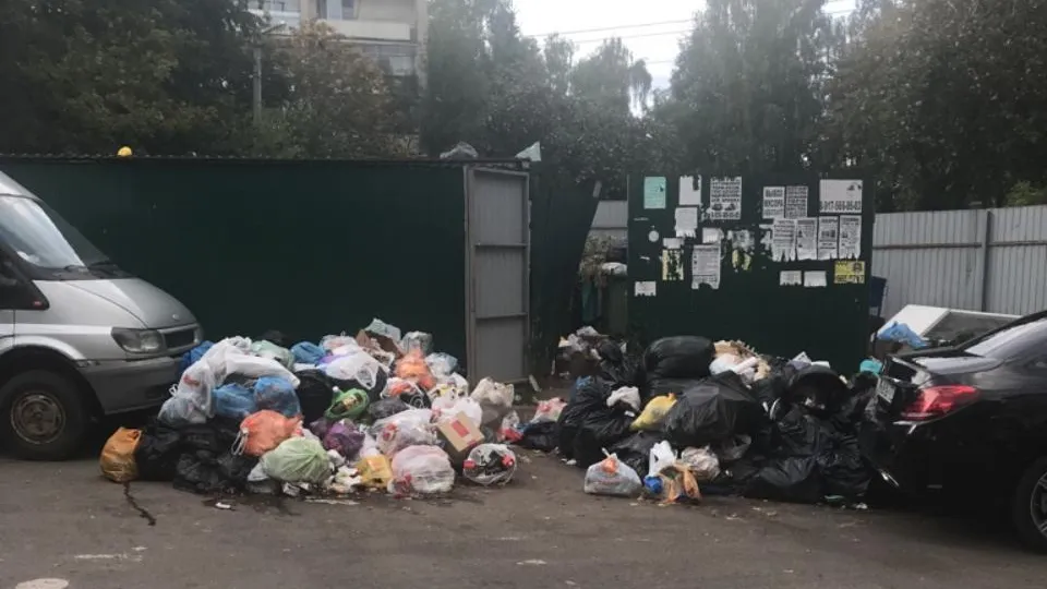 Отходы вывезли с переполненной контейнерной площадки в поселке Красногорска