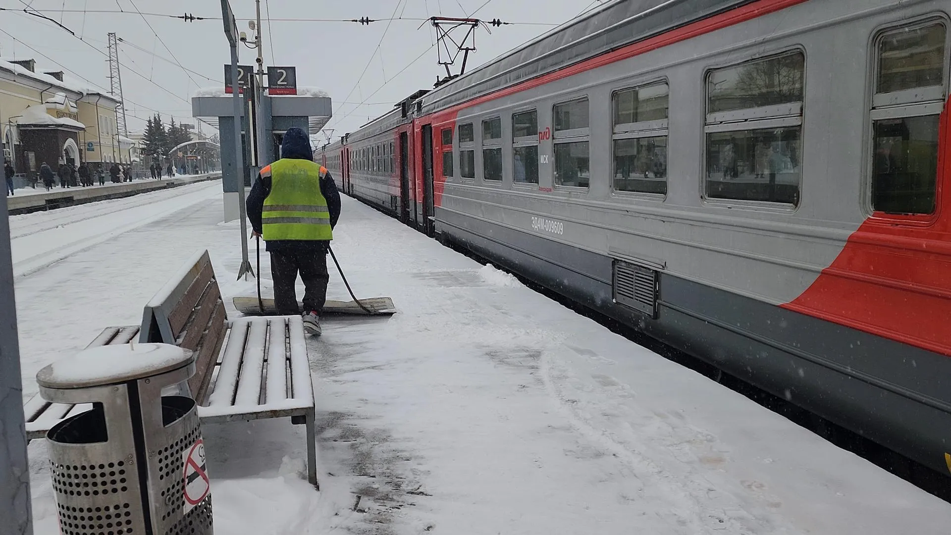 Коммунальщики отважно расчищают тротуары и платформы Сергиева Посада