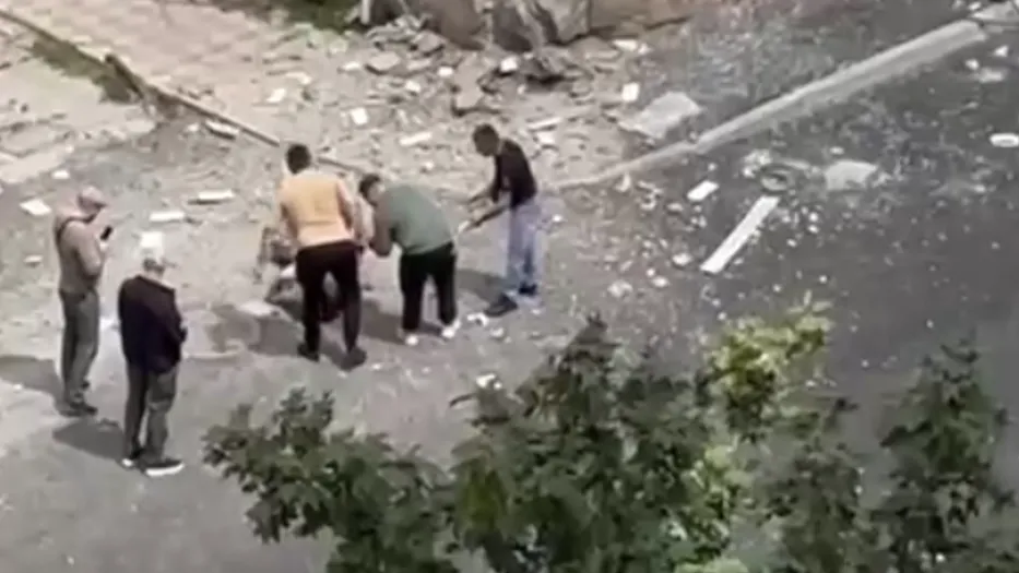 В центре Луганска при взрыве погиб человек, еще трое пострадали