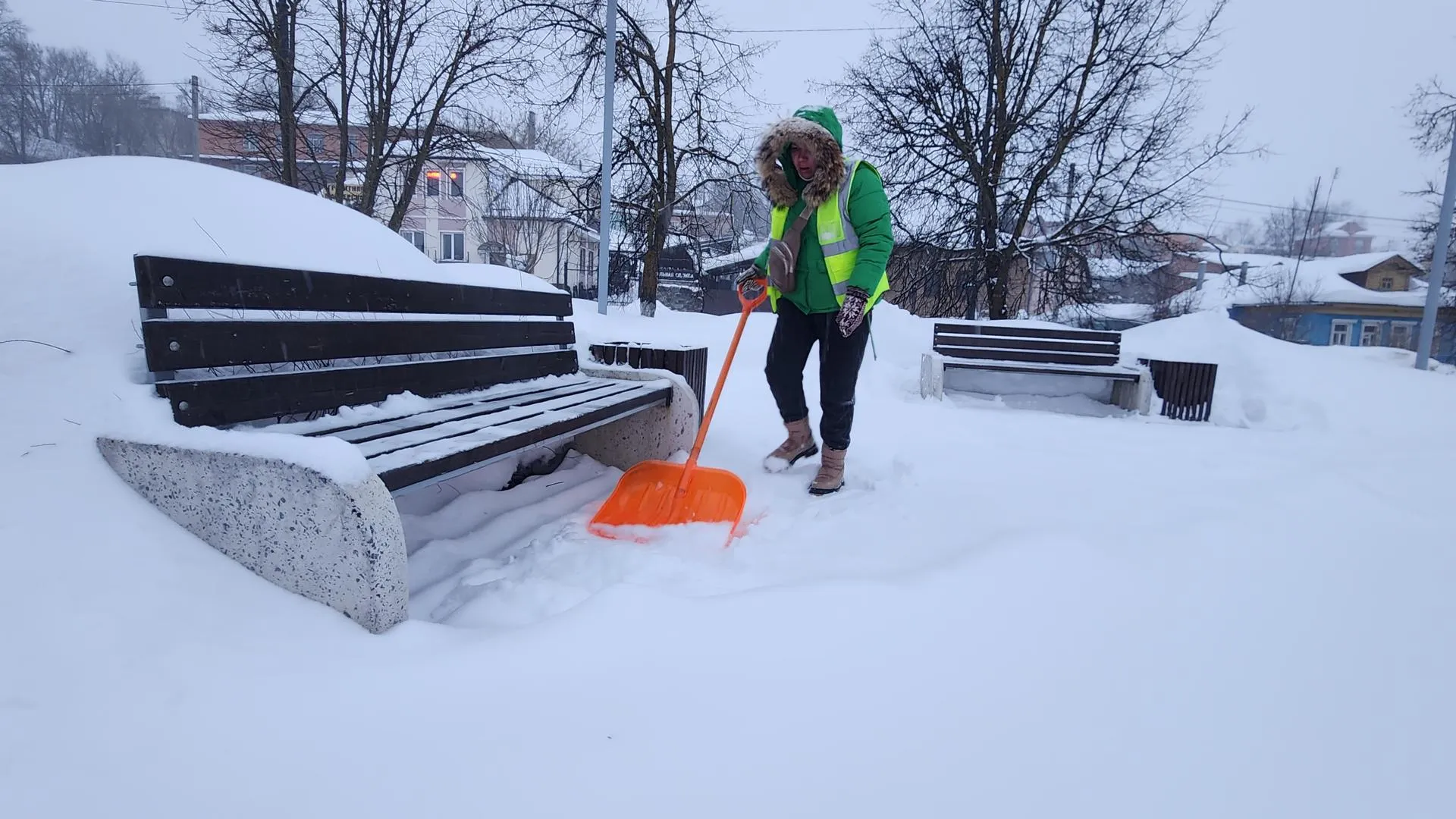 Коммунальщики Волоколамска устраняют последствия циклона Валли