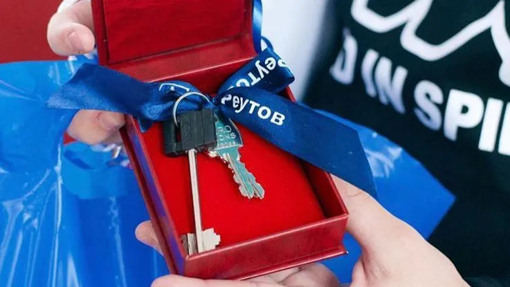 Ключи от квартиры вручили ребенку‑сироте из Реутова