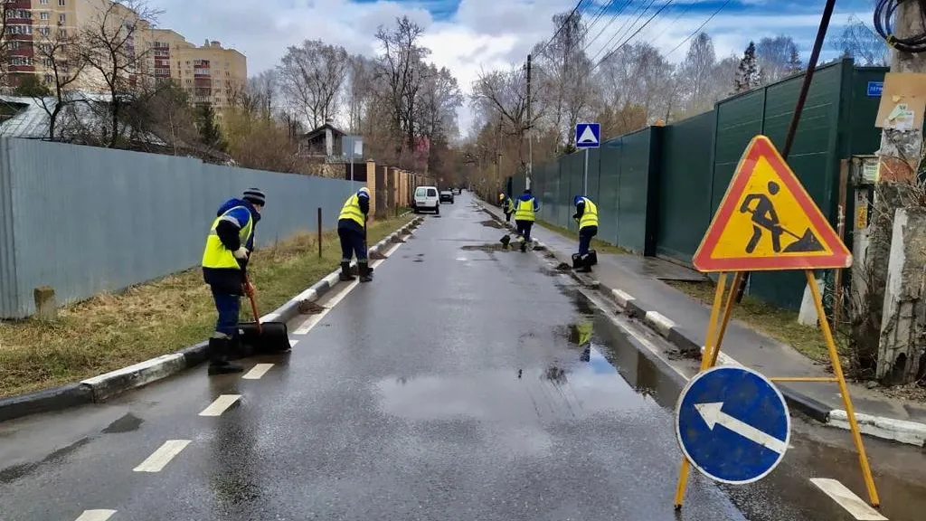 Дорожные знаки очистили от грязи в поселке Малаховка Люберец