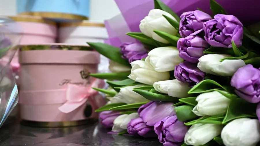 Тюльпан за 2000 и роза с сюрпризом: можно ли разориться на букете к 8 Марта в этом году