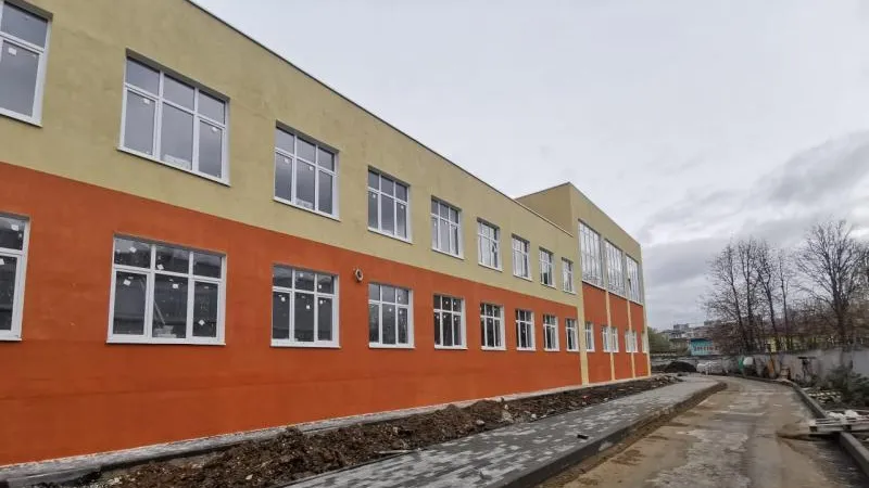 Новый учебный корпус школы в Серпухове построили уже на 80%
