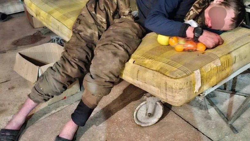 «Прятался под трупами и молился»: боец СВО 4 дня полз по болотам до своих