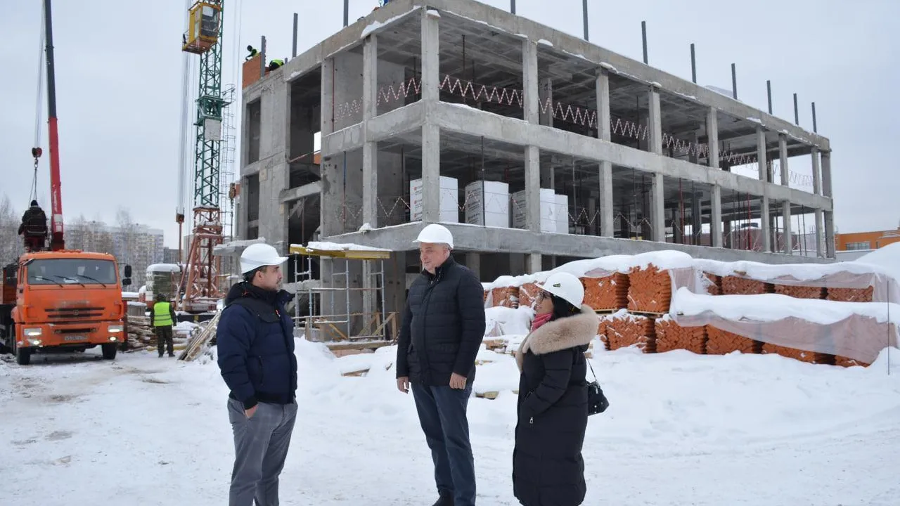Депутат Мособлдумы Ефимов проверил ход строительства детсада в Балашихе
