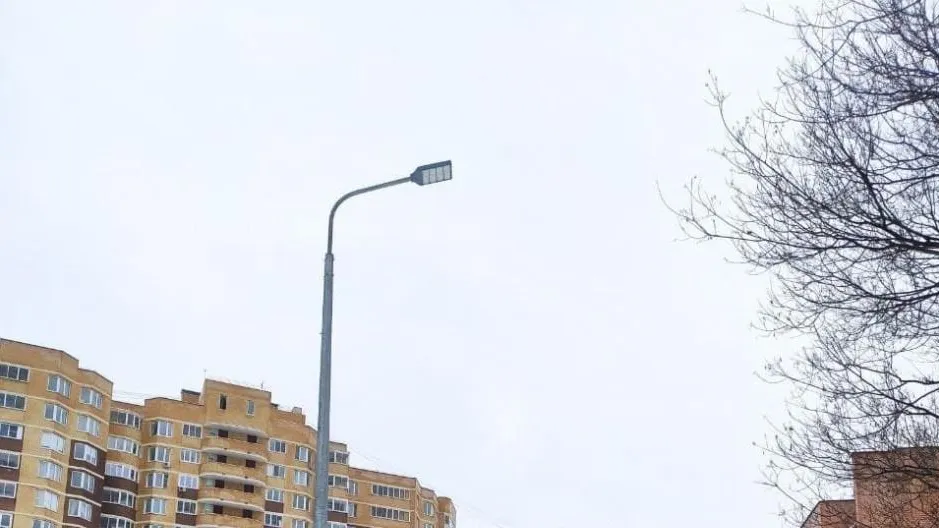 В микрорайоне Климовск Подольска установили фонари вдоль нового тротуара к ЖК «Эстет»