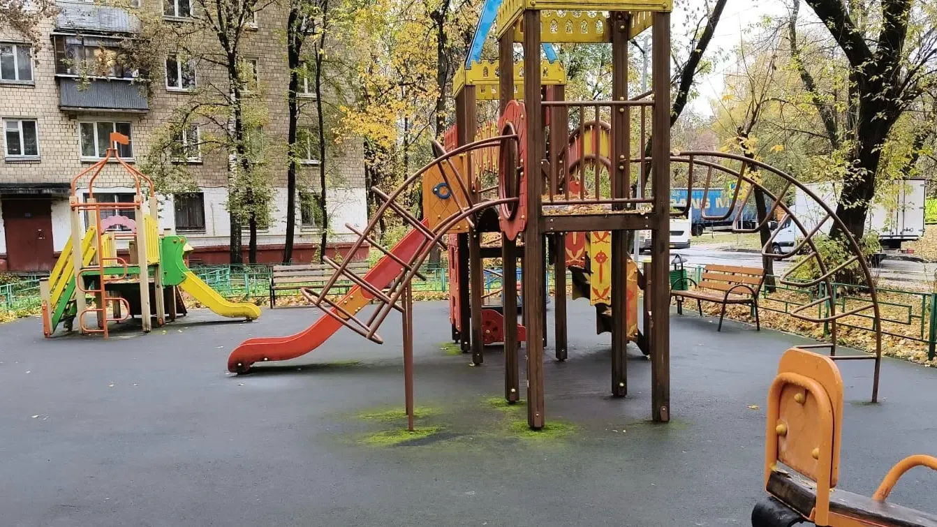 В Подмосковье за октябрь отремонтировали более 1 тыс элементов детских площадок