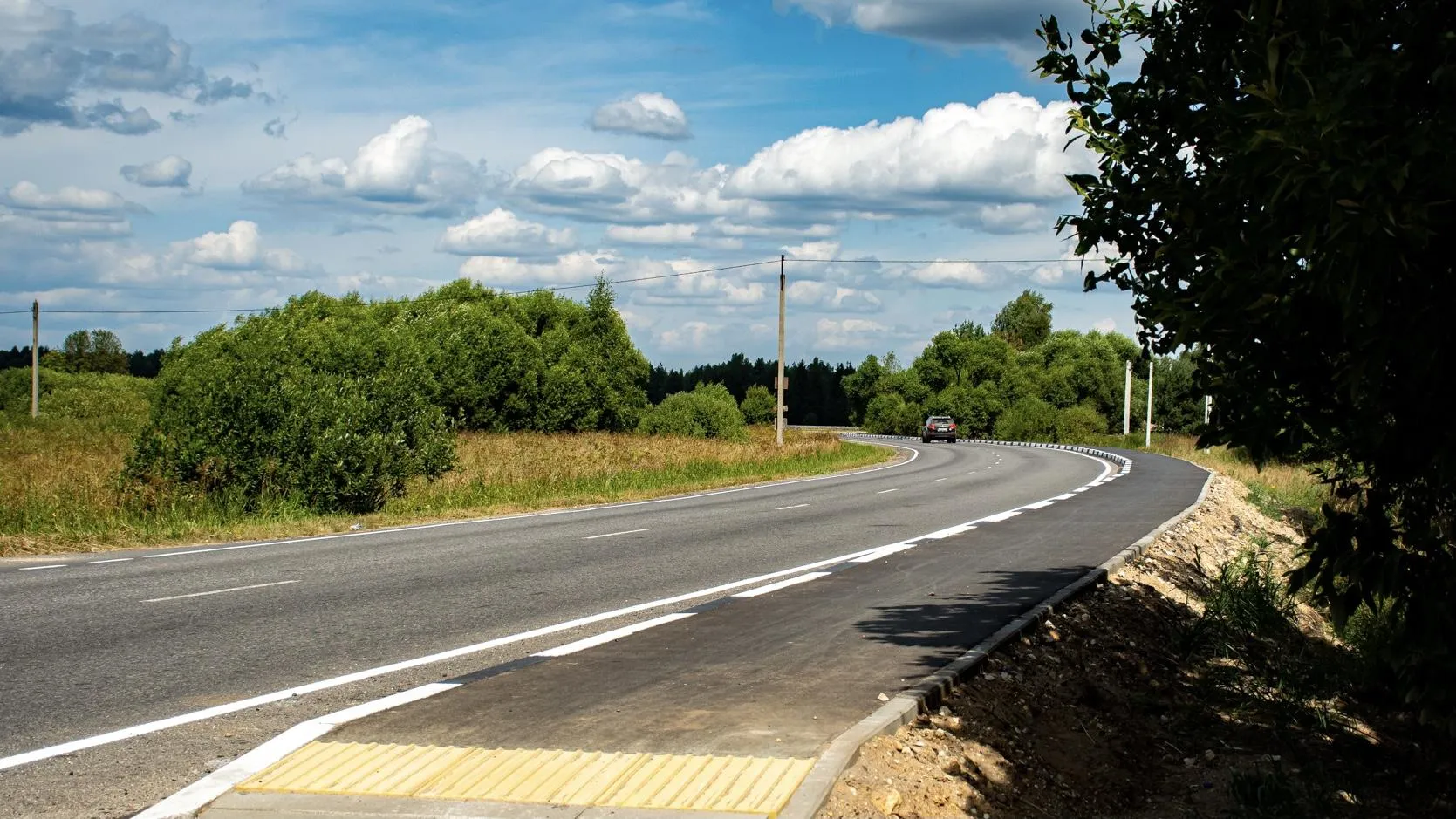 Свыше 65 км новых тротуаров построили в Подмосковье в 2021 году