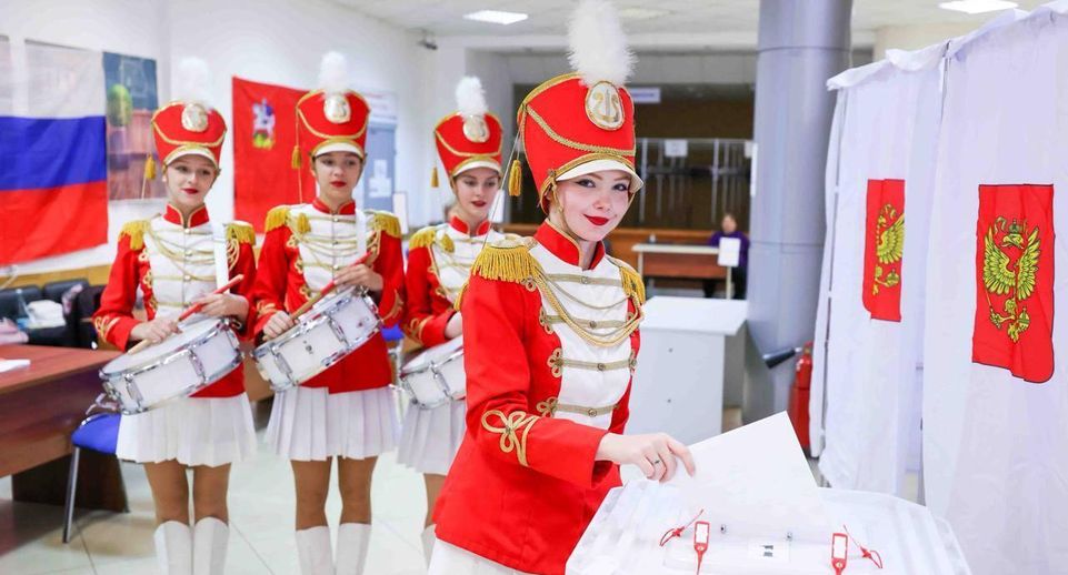 В Подольске мажоретки и барабанщицы поддержали впервые голосующих на выборах