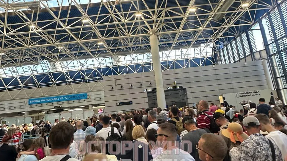 Сотни пассажиров второй день не могут вылететь из Сочи в Петербург