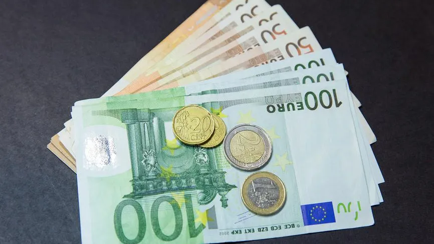 Курс евро опустился ниже 98 рублей