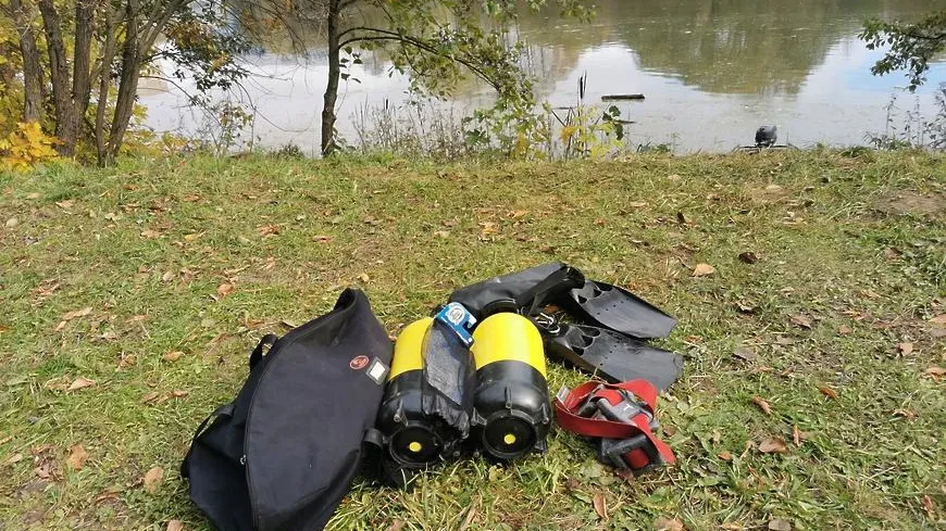 В Подольске водолаз исследует дно реки Петрицы перед очисткой