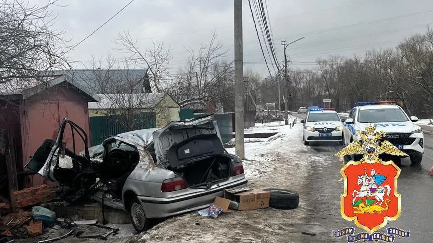BMW влетела в забор жилого дома в Подмосковье, четверо пострадали