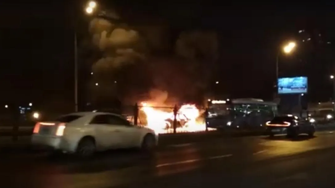 Видео с места возгорания автомобиля у станции метро «Кунцевская» в Москве