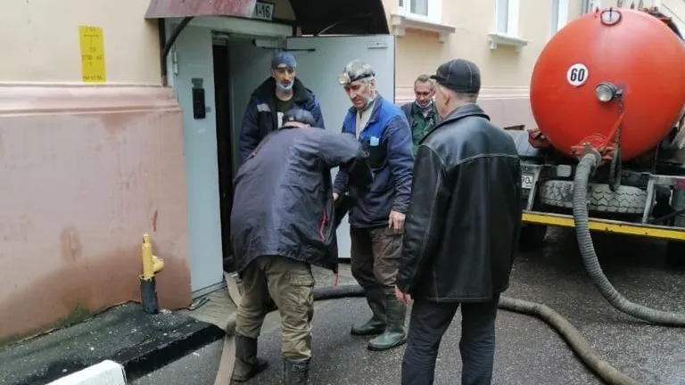 Сотрудники УК Подольска приступили к уборке воды в подвалах многоквартирных домов