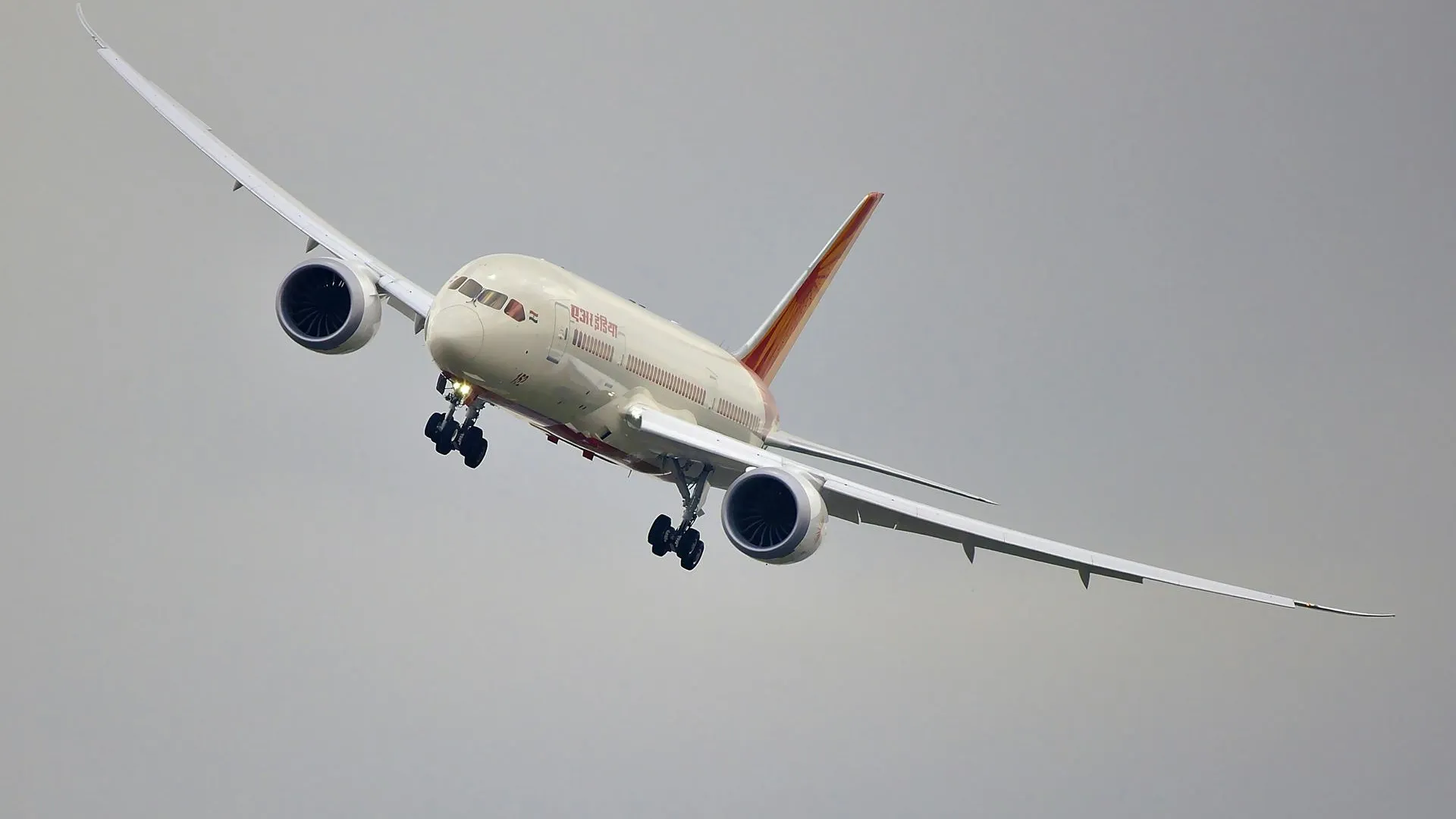 Самолет Air India с 200 пассажирами на борту аварийно сел в Красноярске