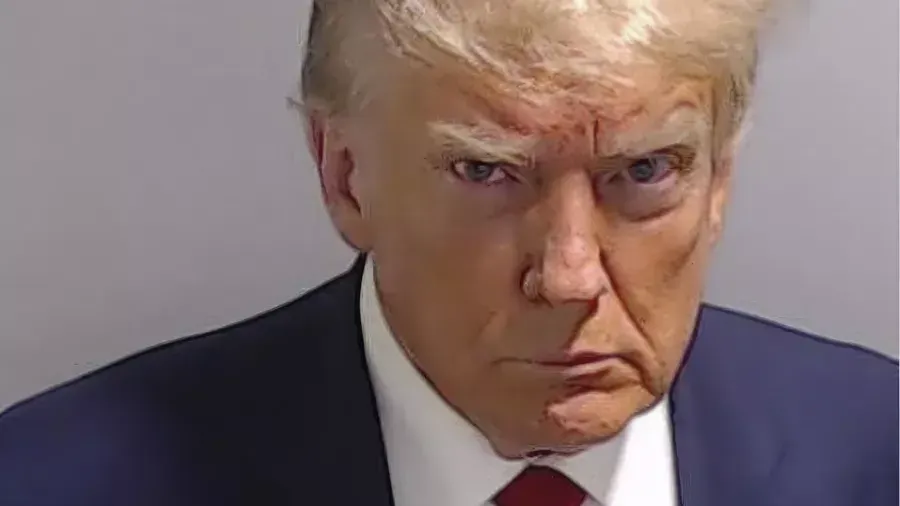 Трамп повесил у Овального кабинета свое фото из полицейского участка