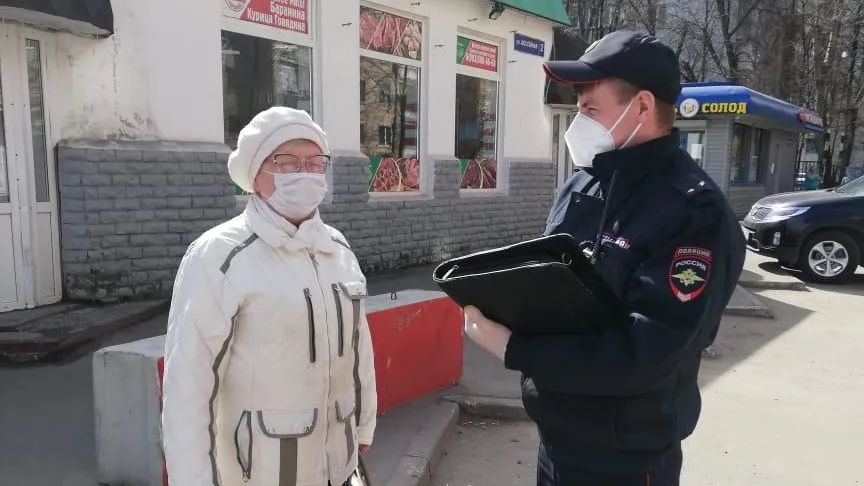 Полиция Люберец проводит профилактические беседы с вышедшими на улицу жителями