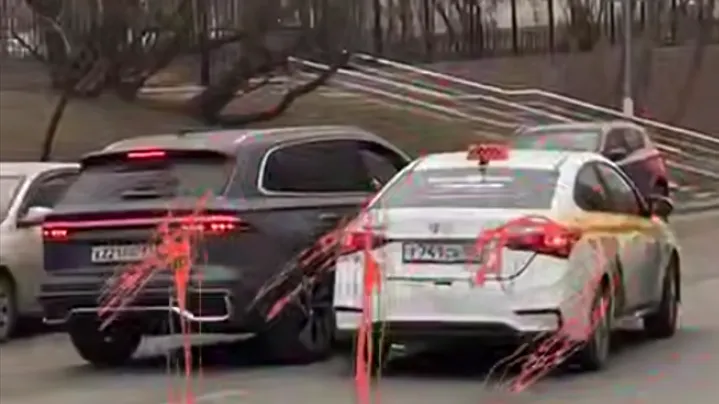 Водитель китайского кроссовера расстрелял из травмата таксиста в центре Москвы