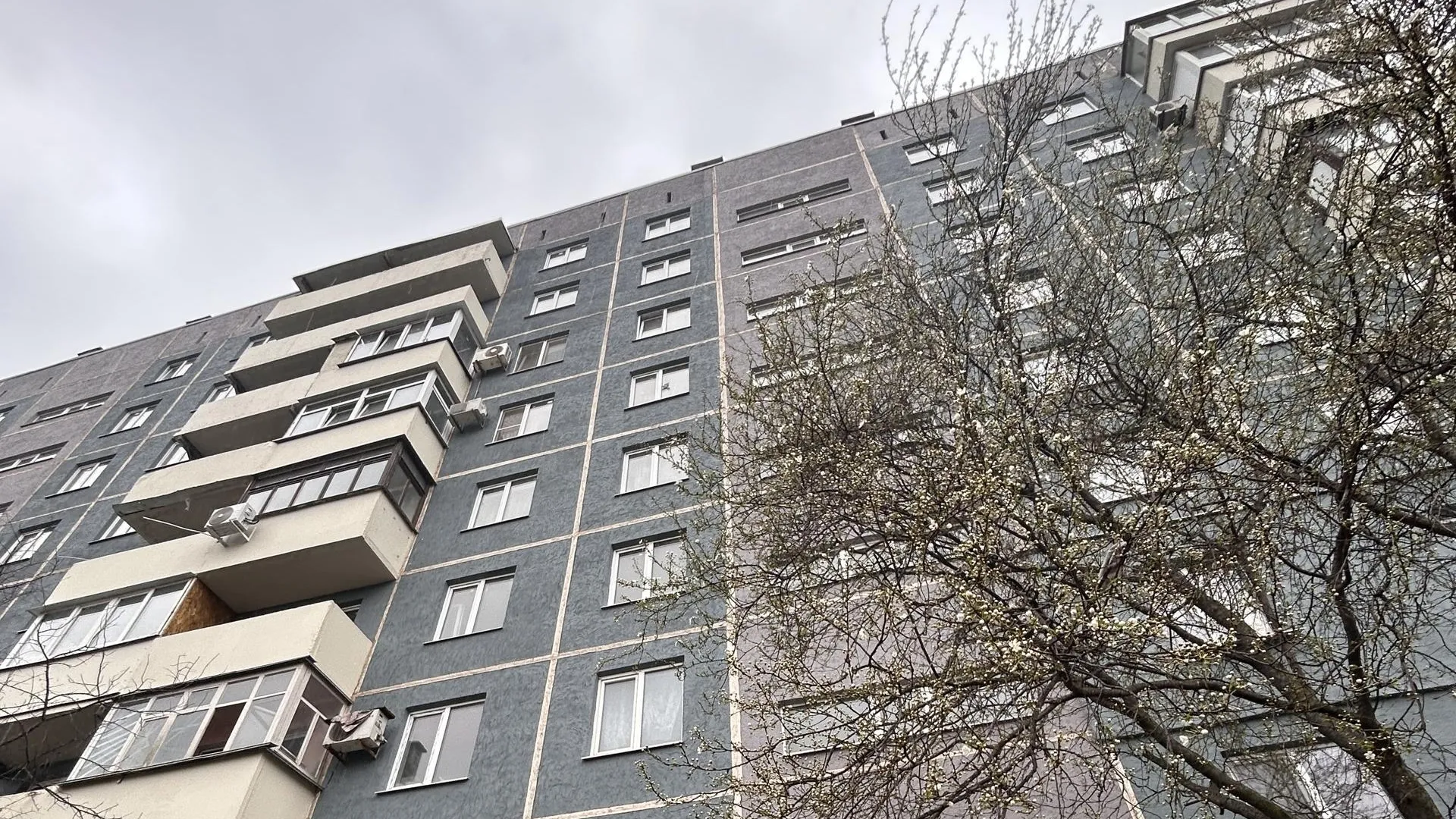 Подмосковные специалисты восстанавливают жилой дом в Мариуполе