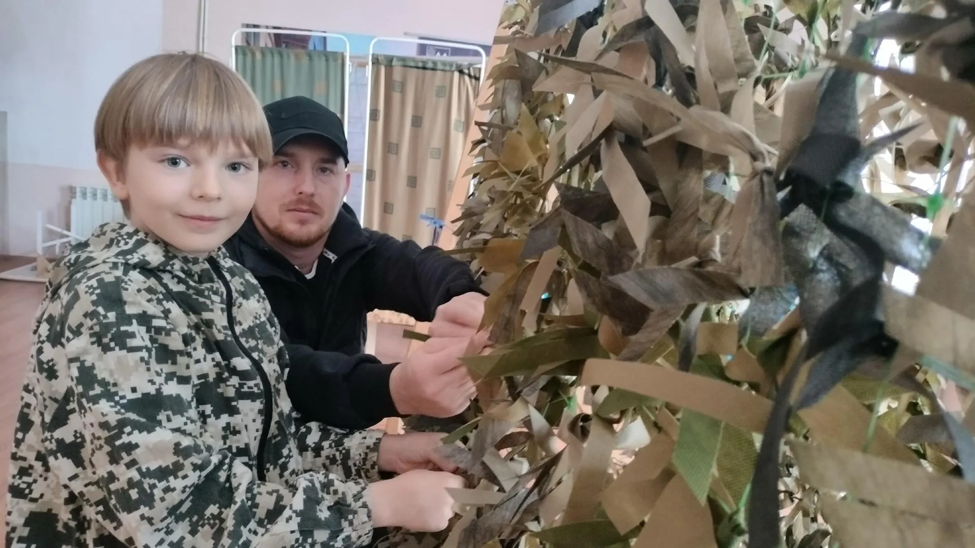 Школьники Богородского округа сплели сети для бойцов СВО
