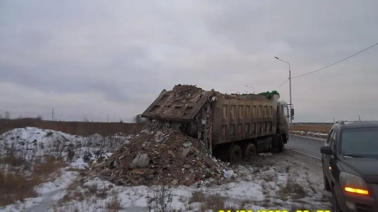 В Подольске задержали водителя большегруза за попытку сброса около 20 тонн мусора