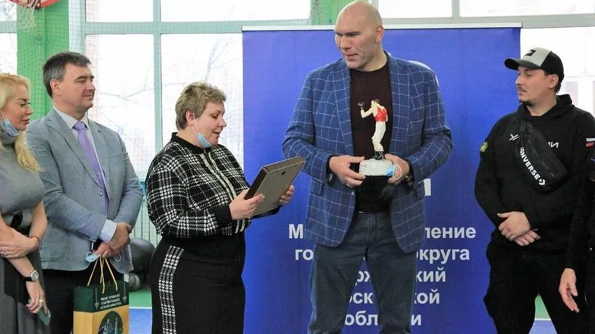 Глава Дзержинского подарила Валуеву икону Николая Чудотворца