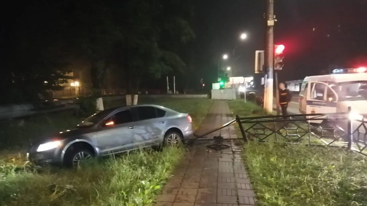 В Подольске пьяный водитель снес ограждение и вылетел на тротуар