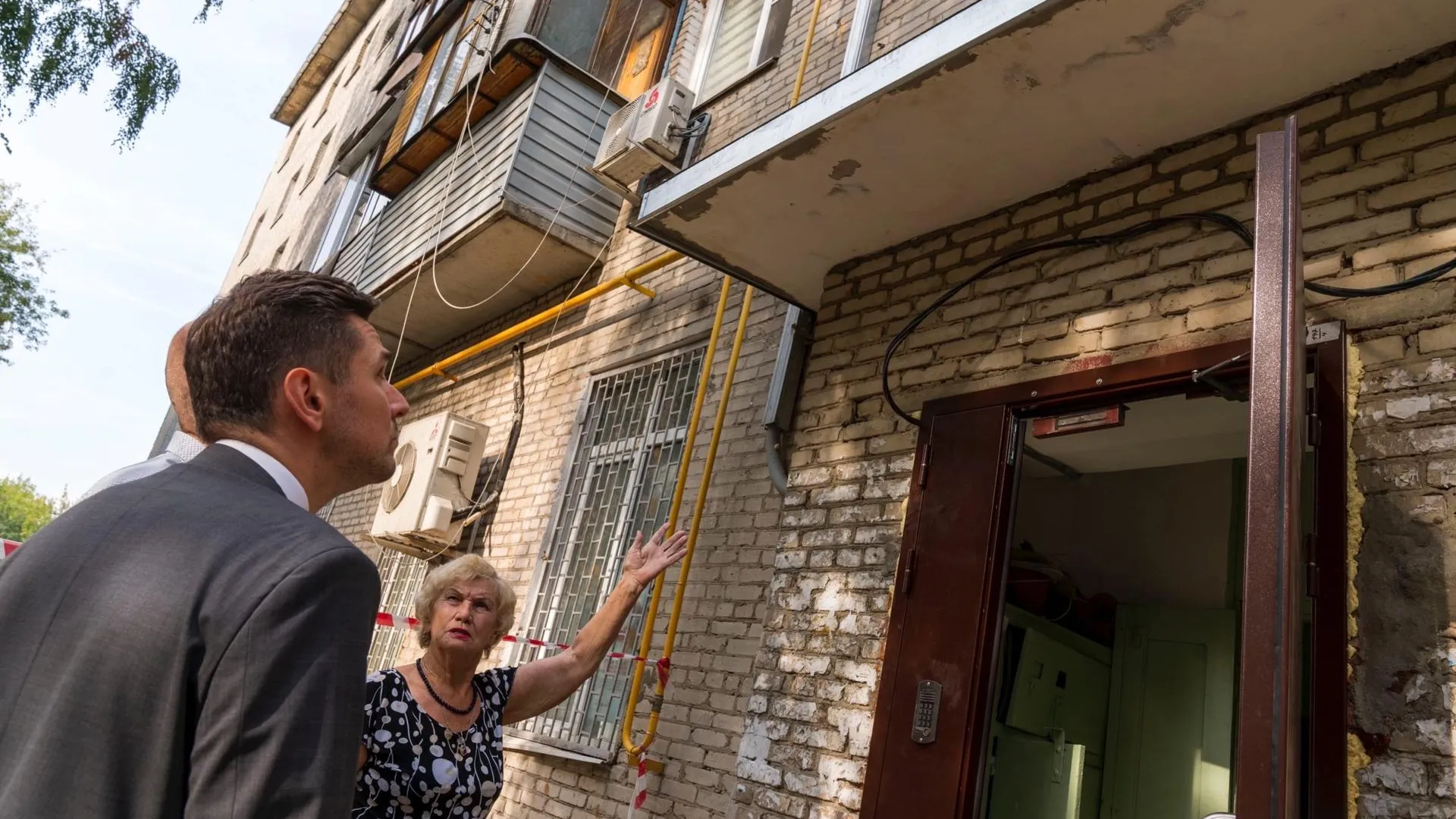 Замглавы администрации Домодедова проверил ход капремонта многоквартирного дома